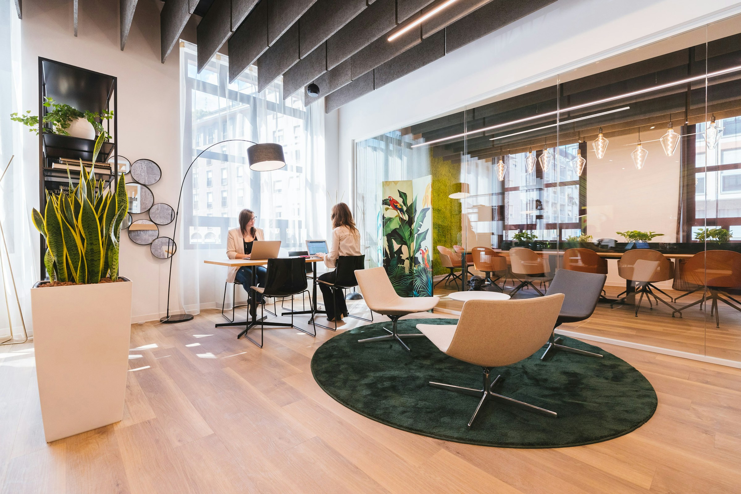 Espace de travail lumineux avec fauteuils design à Paris